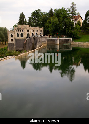 Kraftwerk am Fluss Kupa, Stadt Ozalj, Kroatien Stockfoto