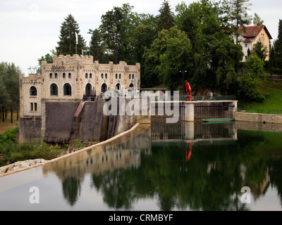 Kraftwerk am Fluss Kupa, Stadt Ozalj, Kroatien Stockfoto