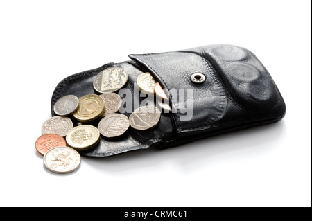 Öffnen Sie Brieftasche oder Geldbörse mit Sterling Münzen isoliert auf weiss Stockfoto