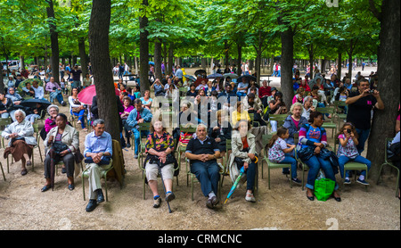 paris, Frankreich, französisches Publikum, Regen mit Sonnenschirmen, dem Nationalen Musikfestival, dem "Fete de la Musique", dem klassischen Musikkonzert im Jardin du Luxembourg, Sitzgelegenheiten Stockfoto