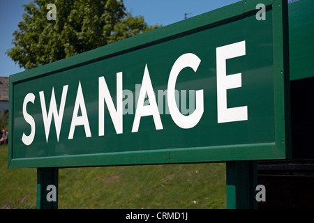 Swanage-Schild am Bahnhof, Swanage, Dorset UK im Mai Stockfoto