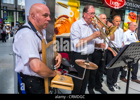 World Music Day, Paris, Frankreich, Gruppe der Männer, New Orleans Jazz Band, Orchestra Performing Train Station, National Music Festival, 'Fete de la Musique', American Spring Jazz Band Konzert, ältere Menschen musizieren zusammen Stockfoto