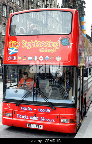 Eine offene Spitze City Sightseeing Bus auf der Royal Mile in Edinburgh, Schottland. Stockfoto