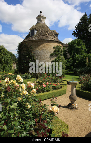 Der Taubenschlag und Sonnenuhr in der Pigeon House Garden Rousham Park House in der Nähe von Bicester Oxfordshire Stockfoto