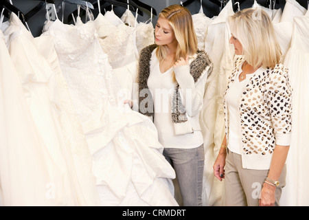 Mutter und Tochter in Boutique Brautkleid auswählen Stockfoto