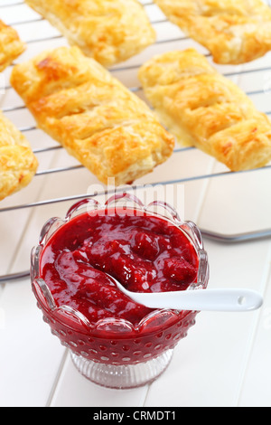 Hausgemachte Erdbeermarmelade mit Apfeltaschen auf dem Tablett Stockfoto