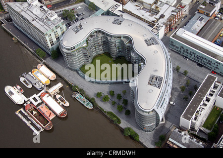 Luftaufnahme von Albion Riverside Gebäude in der Nähe Ransome's Dock, Bridge Wharf, Battersea, London SW 11. Stockfoto