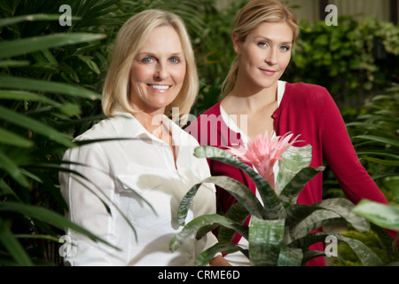 Porträt einer jungen Tochter mit senior Mutter im Botanischen Garten Stockfoto