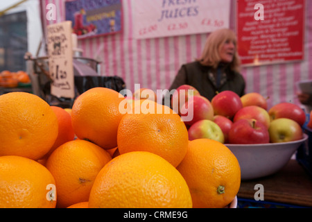 Nahaufnahme von frischem Orange mit Apfel-Stack im Markt Stockfoto