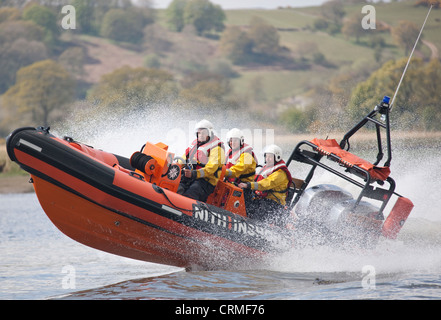 Nith Inshore Rescue, tapfere Männer, unabhängige Rettungsboot Geschwindigkeit in Aktion nur von Glencaple UK Stockfoto