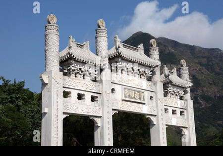 Es ist ein Foto von einem Tor der Shaolin Schule und Tempel Eingang in eine Provinz von China. Es ist asiatischen Stil in weißem Beton Stockfoto