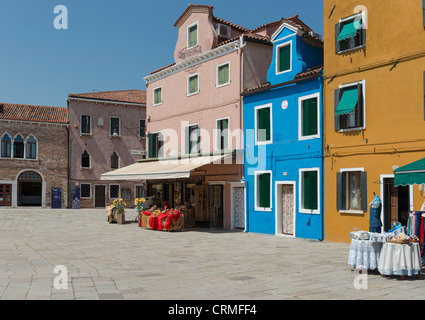 Burano Insel in der Lagune von Venedig berühmt für bunt bemalten Gebäude und Häuser, Geschäfte in der Piazza Baldassare Galuppi Stockfoto