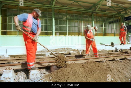 Dekonstruktion der zerstörten Eisenbahnverbindung (Dresd.-Chemn.) Nach der Flut in Sachsen Stockfoto