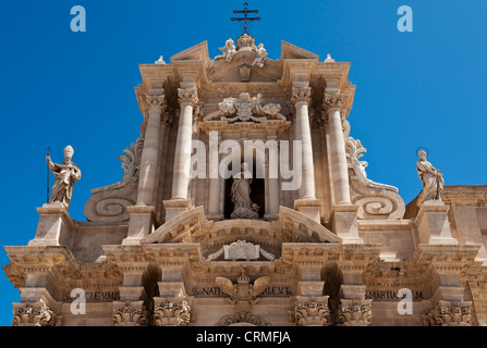 Die aufwendige Fassade des doms (Kathedrale) aus dem frühen 18. Jahrhunderts in Ortygia, Syrakus (Siracusa), Sizilien, Italien. Es ist im extravaganten sizilianischen Barockstil Stockfoto