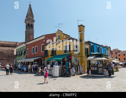 Piazza Baldassare Galuppi in Burano. Burano Insel in der Lagune von Venedig berühmt für bunt bemalten Gebäude und Häuser Stockfoto