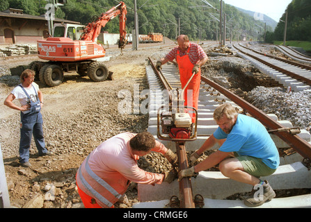 Dekonstruktion der zerstörten Eisenbahnverbindung (Dresd.-Chemn.) Nach der Flut in Sachsen Stockfoto