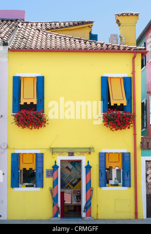 Burano Insel in der Lagune von Venedig berühmt für bunt bemalten Gebäude und Häuser Stockfoto