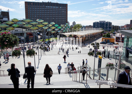 Stratford Rohr, Schienen- und DLR-Station in London (R), Busbahnhof in C und Stratford Shoal Kunstwerk im Hintergrund Stockfoto