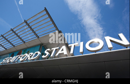 Stratford Rohr, Schienen- und DLR-Station in London wird beschäftigt während der Olympischen Spiele 2012 in den angrenzenden park Stockfoto