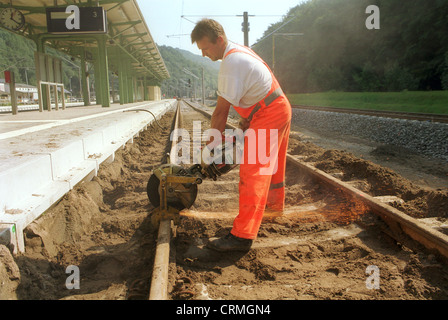 Dekonstruktion der zerstörten Eisenbahnverbindung (Dresd.-Chemn.) Nach der Flut in Sachsen Stockfoto