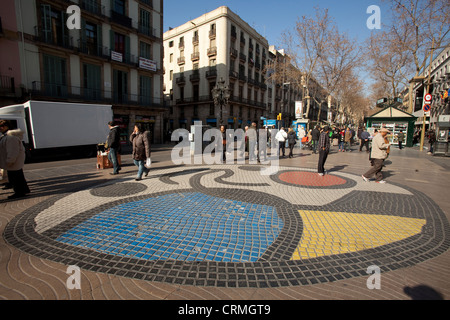 Pflaster-Mosaik des katalanischen Malers Joan Miró in Las Ramblas, Barcelona Stockfoto