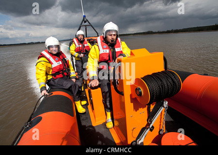 Tapfere Männer Nith Inshore Rescue unabhängige Rettungsboot-üben nur Glencaple in der Mündung des Flusses Nith, Solway Firth, UK Stockfoto