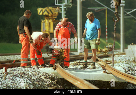 Dekonstruktion der zerstörten Eisenbahnverbindung (Dresd.-Chemn.) Nach der Flut in Sachsen Stockfoto