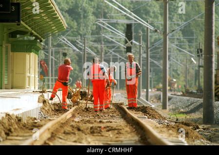 Dekonstruktion der zerstörten Eisenbahnverbindung (Dresd.-Chemn.) Nach der Flut in Sachsen Stockfoto