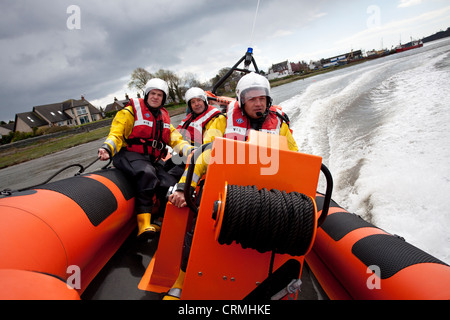 Tapfere Männer, Nith Inshore Rescue unabhängige Rettungsboot-üben nur Glencaple in der Mündung des Flusses Nith nahe Dumfries Schottland Stockfoto