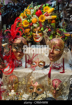 Ein Shop-Schaufenster der venezianischen Karneval Masken. Stockfoto