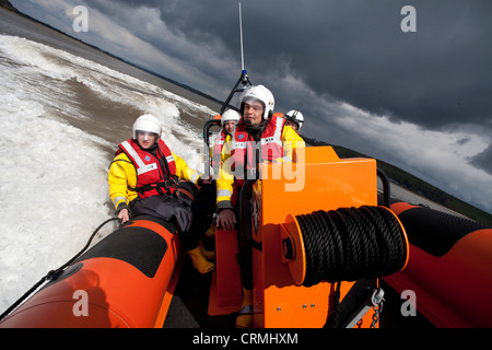 Tapfere Männer Nith Inshore Rescue unabhängige Rettungsboot-üben nur Glencaple in der Mündung des Flusses Nith nahe Dumfries Schottland Stockfoto