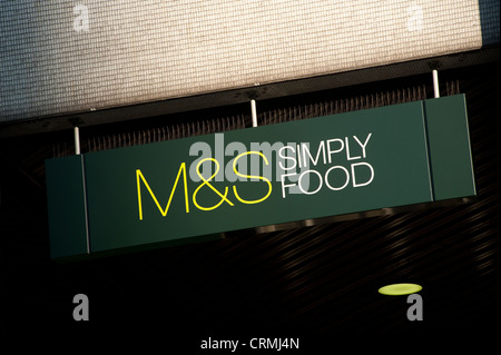 M & S Simply Food Zeichen vor einem Geschäft Marken & Spencers in England. Stockfoto