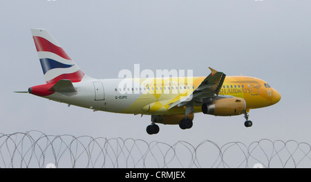 British Airways Airbus 319, "BA2012", mit das Olympische Feuer landet an RNAS Culdrose Stockfoto