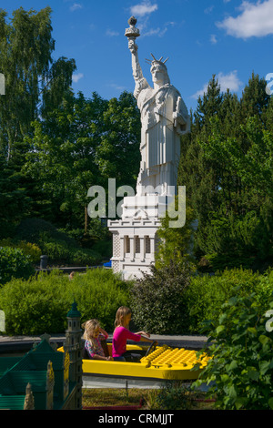 Kinder am Miniboat vorbei an Lego Modell der Statue of Liberty, Legoland, Billund, Dänemark Stockfoto