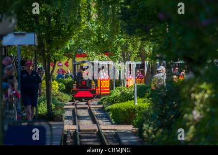 LEGO Zug durch schattigen Bäumen, Legoland, Billund, Dänemark Stockfoto