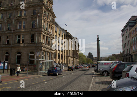 Die Melville-Denkmal in St. Andrews Square in Edinburgh, wie aus den Straßen von Edinburgh zu sehen. Personen, Fahrzeugen und Gebäuden. Stockfoto