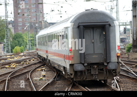 Deutsche Eisenbahn Intercity (IC) Personenzug Abfahrt Köln Stockfoto