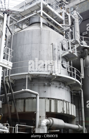 Rohre, Rohre, Maschinen und Dampfturbine in einem Kraftwerk Stockfoto