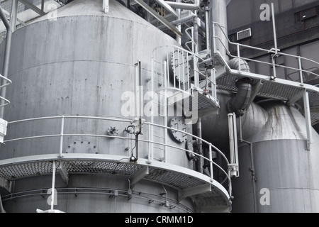 Rohre, Rohre, Maschinen und Dampfturbine in einem Kraftwerk Stockfoto