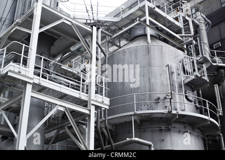 Rohre, Rohre, Maschinen und Dampfturbine in einem Kraftwerk Stockfoto