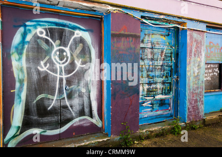 Bunte Graffiti gefüllt Wände in einer Gasse in der Innenstadt von Aberdeen, Washington. Stockfoto