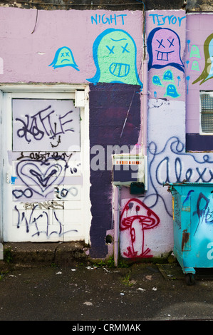 Vertikalschnitt einer Gasse voller Graffiti im Stadtzentrum von Aberdeen, Washington. Stockfoto