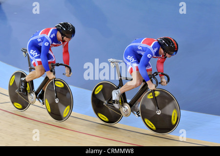 Sir Chris Hoy und Jason Kenny MBE treten im Teamsprint der Männer bei der UCI Track Cycling WM, Olympische Velodrom London. Stockfoto