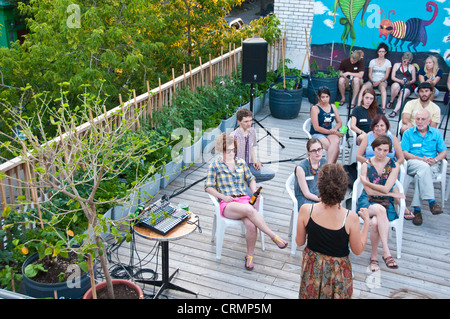 Workshop zum Thema grüne Dächer an der Santropol Roulant. Diese NGO Montreal bietet Mahlzeiten, einige aus ihren Dachgärten Stockfoto