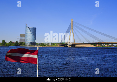 Klassische Ansicht von Riga Brücke mit lettischen Flagge Stockfoto