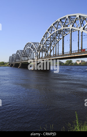 Main-Eisenbahnbrücke über den Fluss Daugava - Riga - Portrait Stockfoto