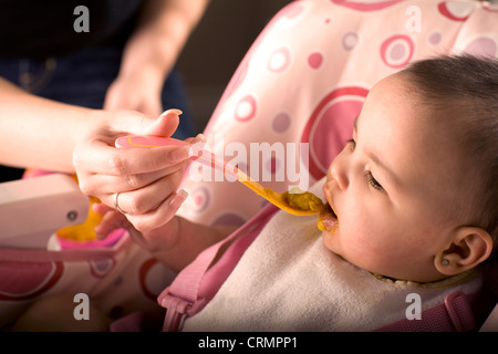 6 Monate altes Baby Löffel gefüttert werden. Stockfoto