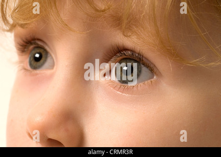 Nahaufnahme von einem jungen Mädchen Augen Stockfoto