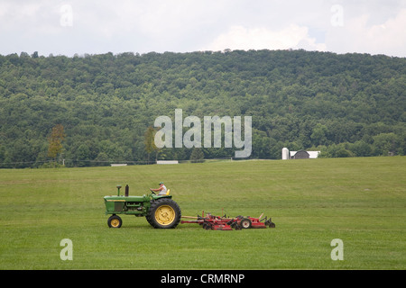 Traktor Ausschnittgras Central Pennsylvania, USA Stockfoto