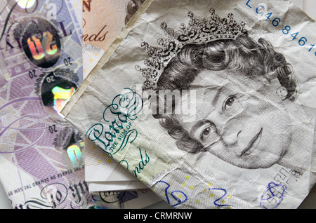 Englische Banknoten Papiergeld der verschiedenen Konfessionen, einschließlich £10, £20 und £5 gefaltet und zerknittert verwendete Bank of England Stockfoto